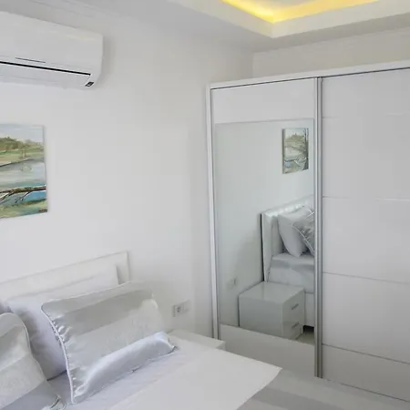At Cleopatra Beach Apartment